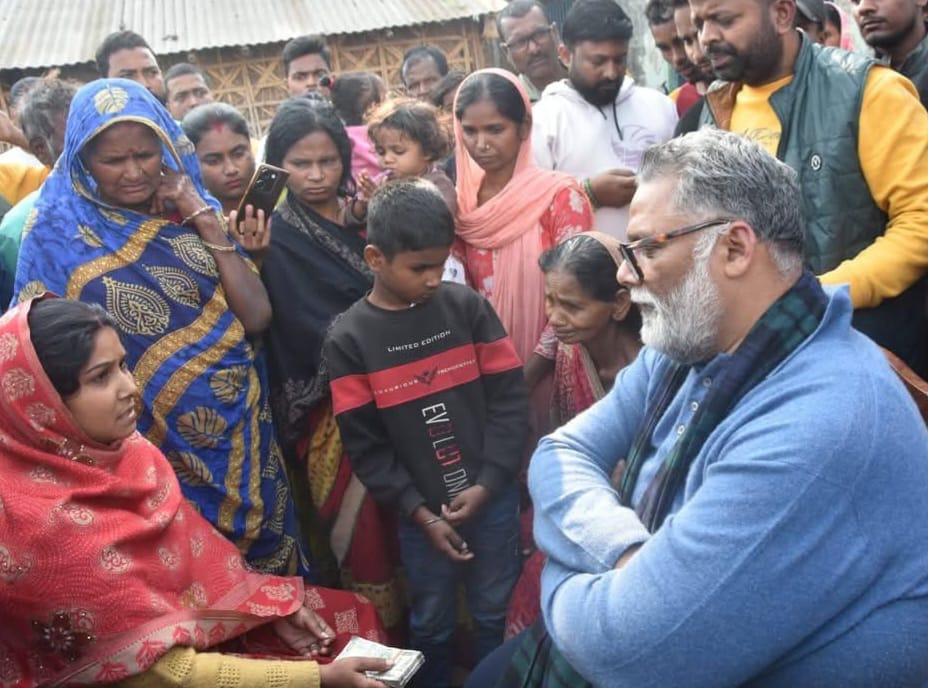 Pappu Yadav: मृत पत्रकार नीलाम्बर यादव के परिवार की मदद को आगे आए सांसद पप्पू यादव, परिजनों को दिया हर संभव सहायता का भरोसा